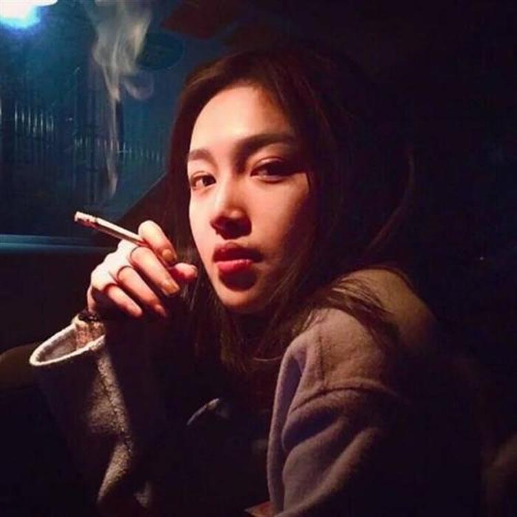 最新抽烟女生头像集锦