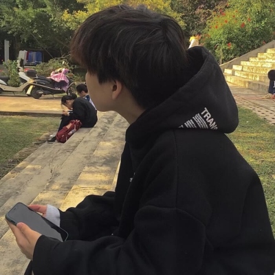 探索时尚秘境，独家呈现2024最新潮流男士头像，小巷深处的时尚发现