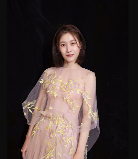 啜妮，在自然怀抱中探寻内心宁静与喜悦的演员之路